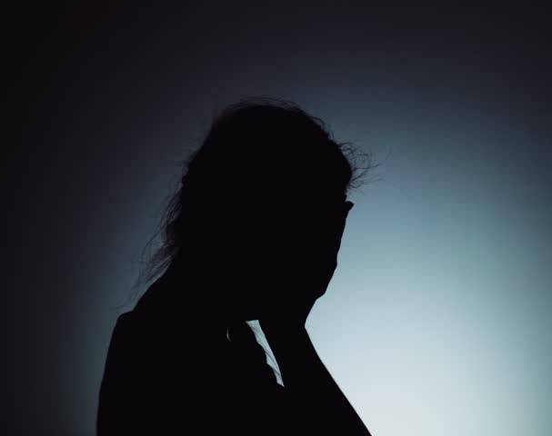 فنانة لبنانية تنعى والدتها وتطلب عدم تقديم العزاء