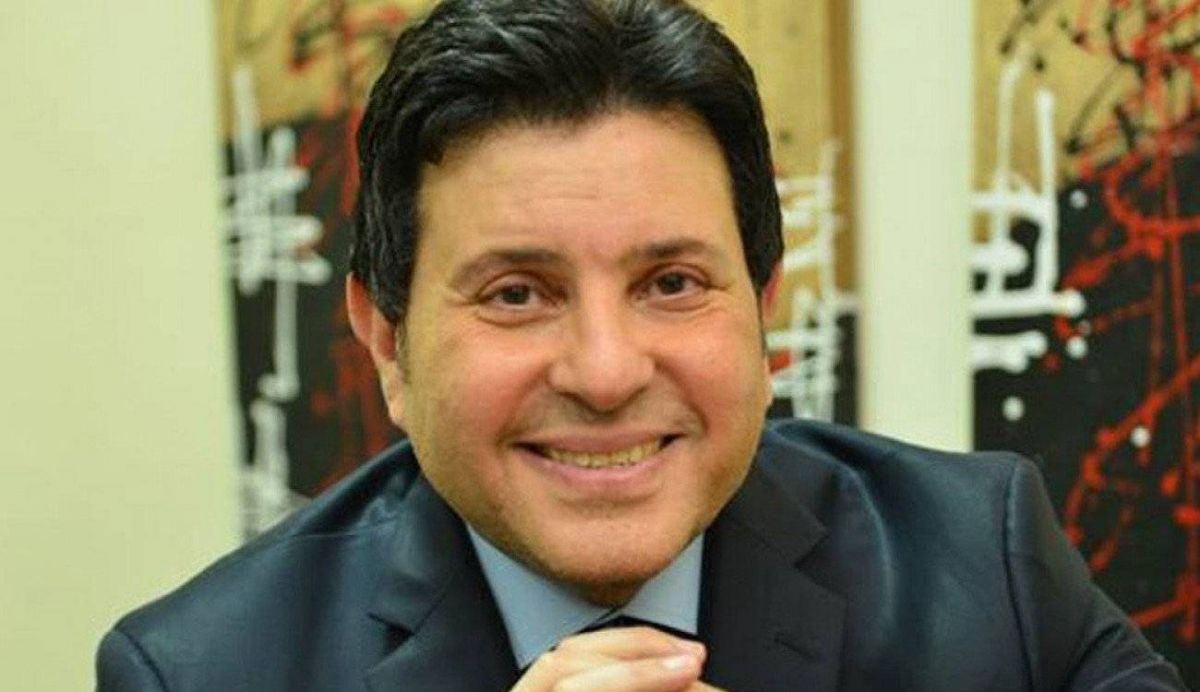 فنانة تطالب هاني شاكر بوقف إيناس عز الدين عن الغناء