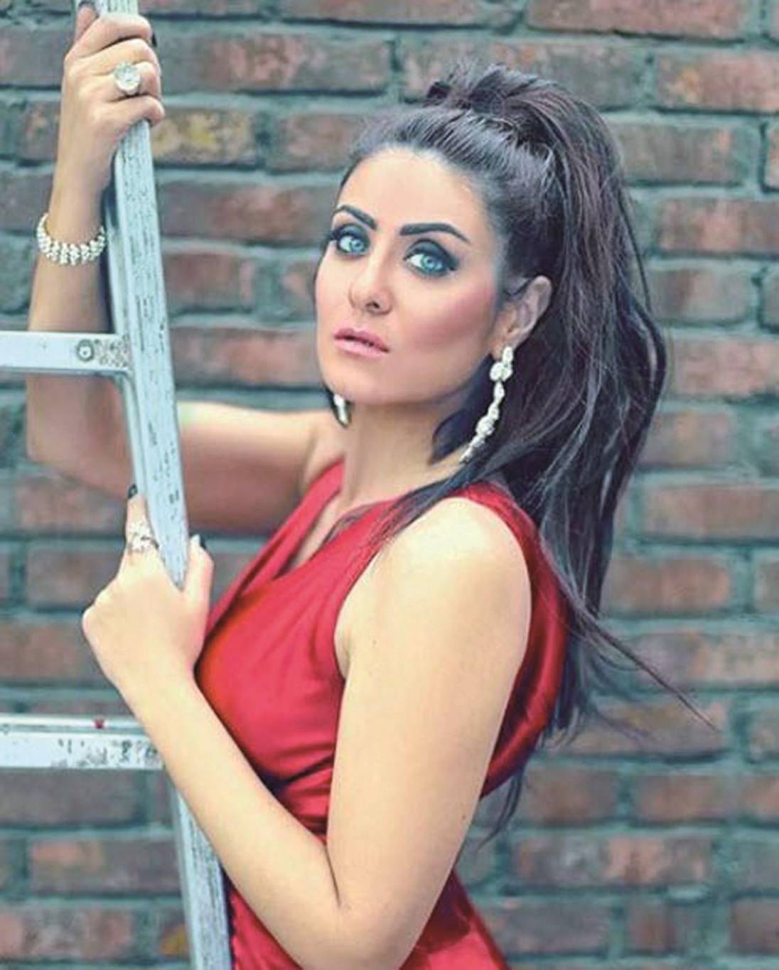 سيدة تسخر من عمر هيدي كرم.. والأخيرة ترد وتحذّر