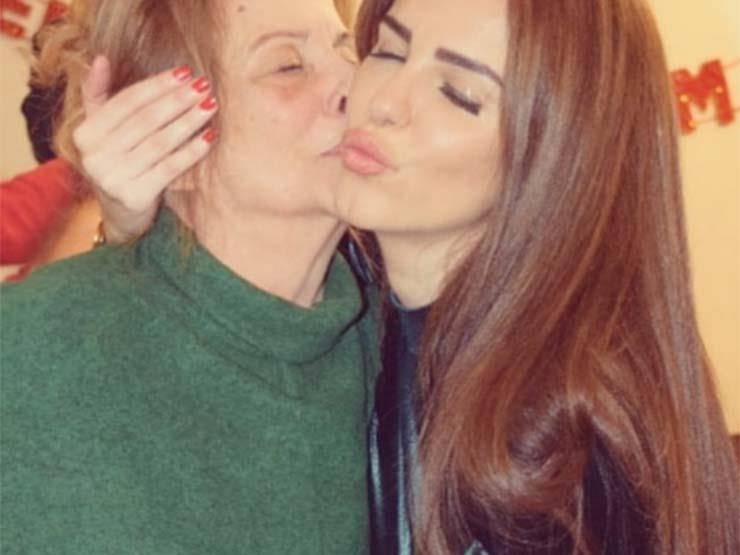 بالصور - في جنازة والدة دنيا عبد العزيز.. فنانات تحدين كورونا بدون كمامات