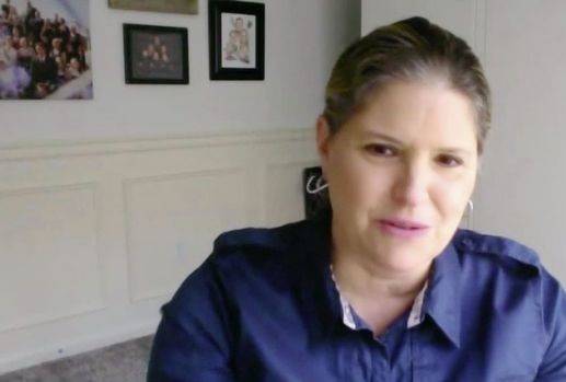 عبر الشاشة... لحظات مؤلمة  لابنة ودعت والدتها قبل وفاتها بسبب كورونا