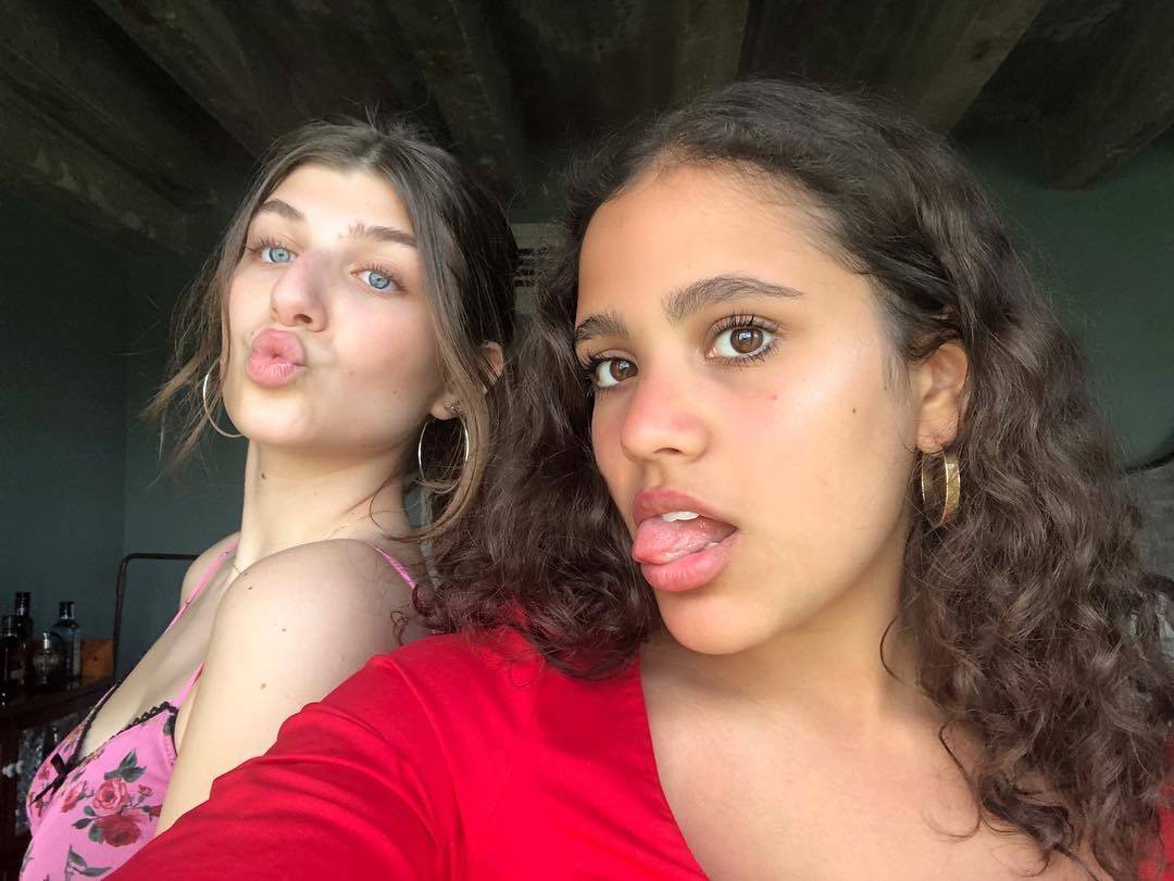 بالفيديو - ابنتا عمرو دياب تشعلان مواقع التواصل برقصهما معاً