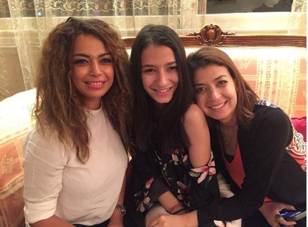 منال سلامة تدافع عن ابنتها بعد إنتشار أخبار خاطئة عنها