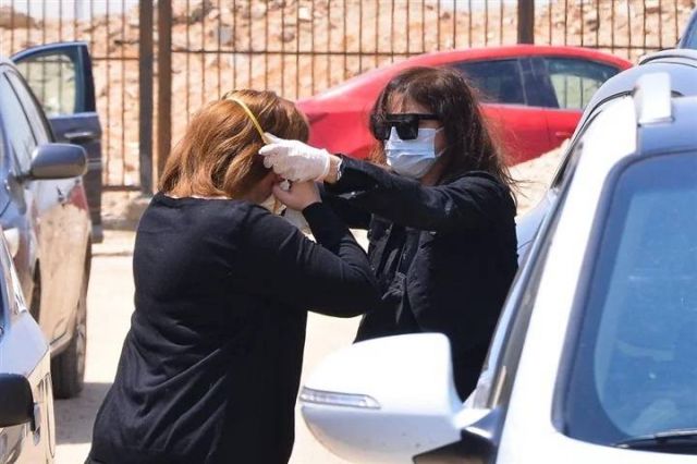 إلهام شاهين ترتدي الكمامة في الجنازة