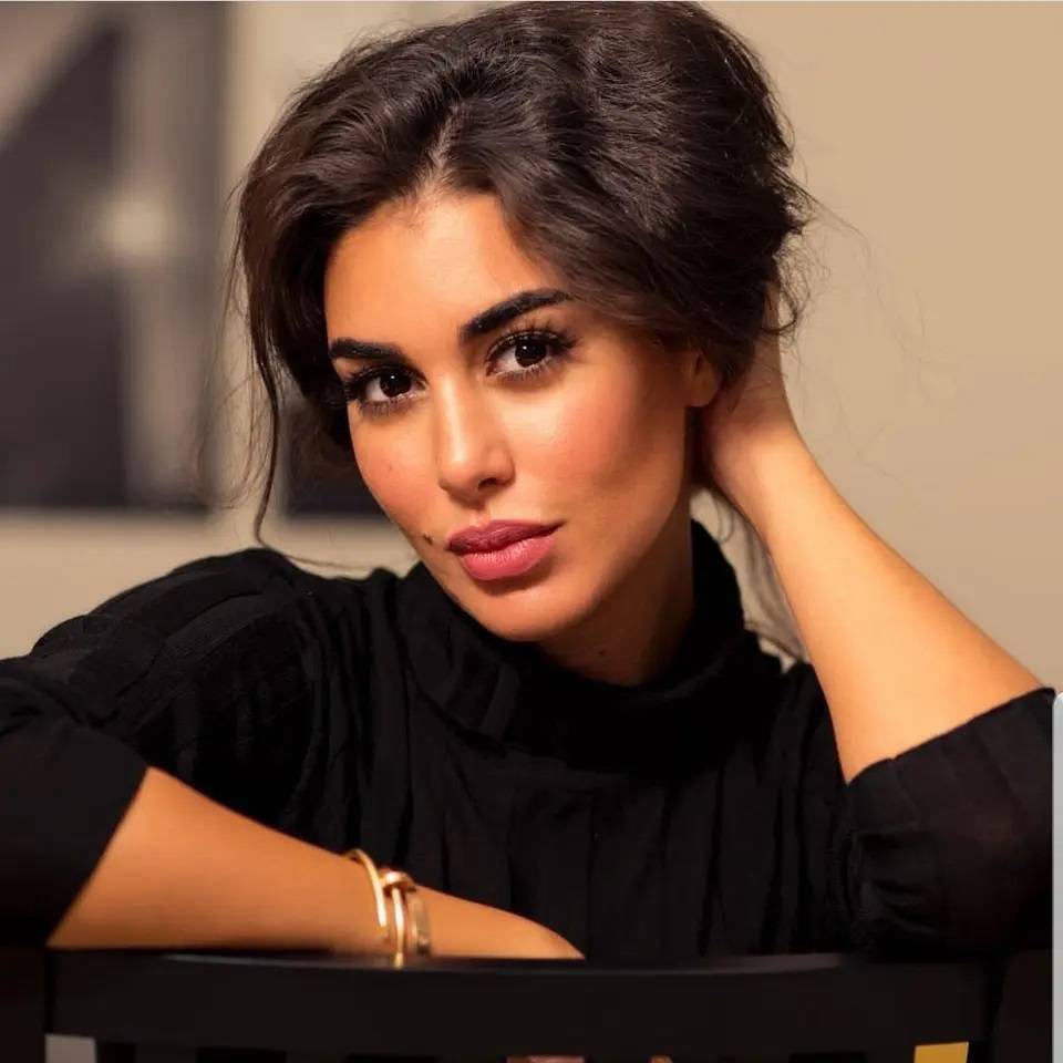 ياسمين صبري تكشف عن فنان مصري شهير حول سيارته إلى تاكسي!