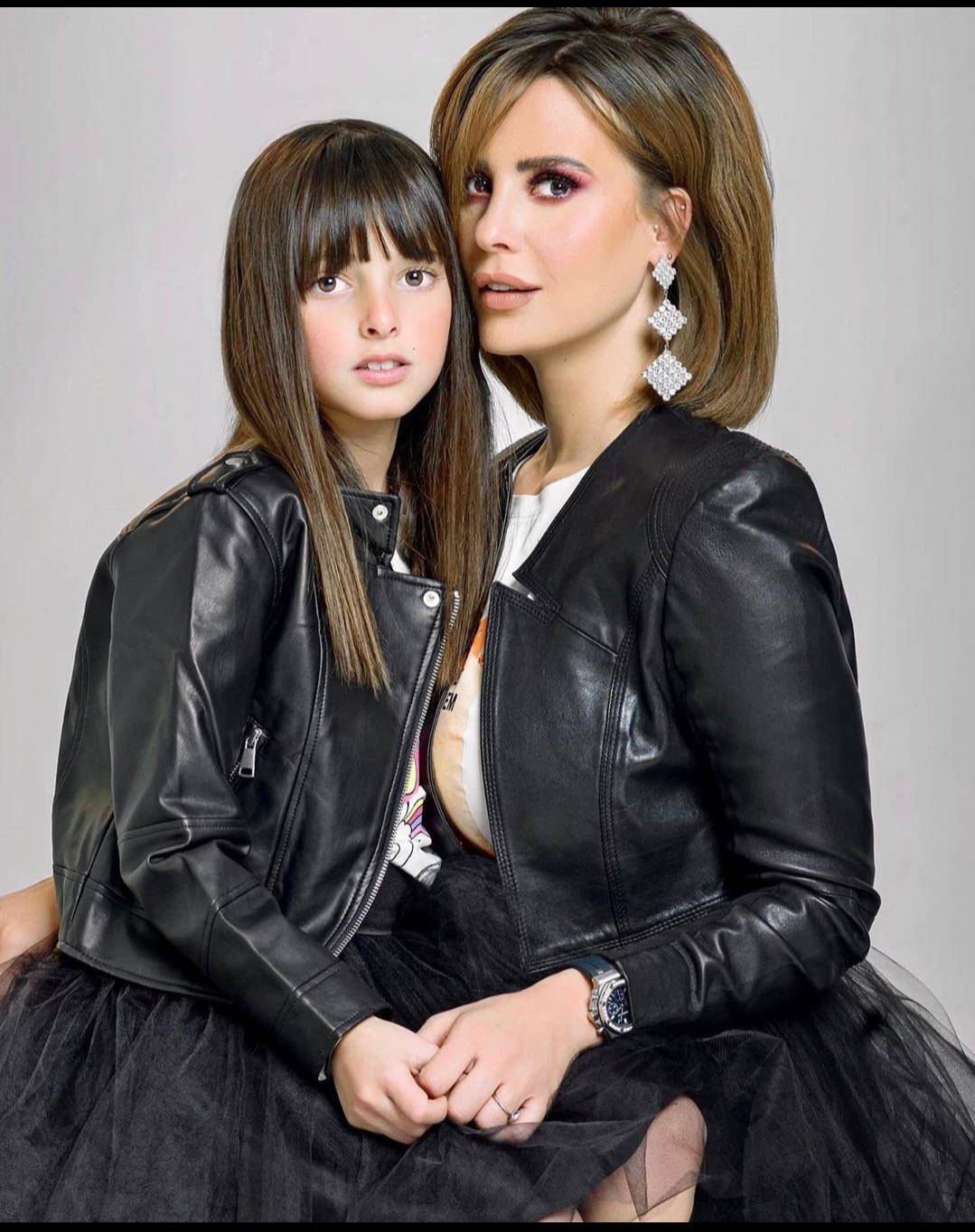 بالصور - إيمان العاصي تُقيد ابنتها بلاصق وتكشف السبب!