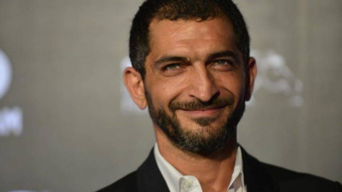 بعد الحكم عليه بالسجن... حقيقة مشاركة عمرو واكد في مظاهرة مسلحة