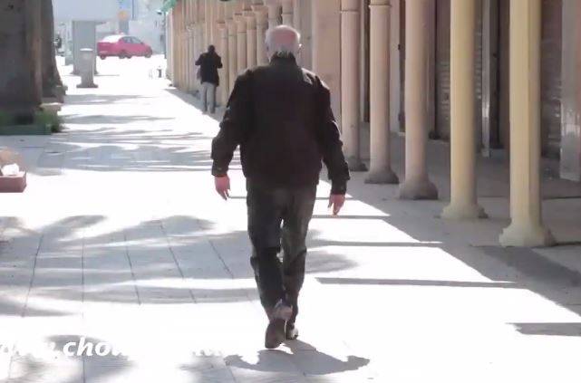 بالفيديو - إستغاثة من نجل فنان قدير: أنا مشرد في الشارع