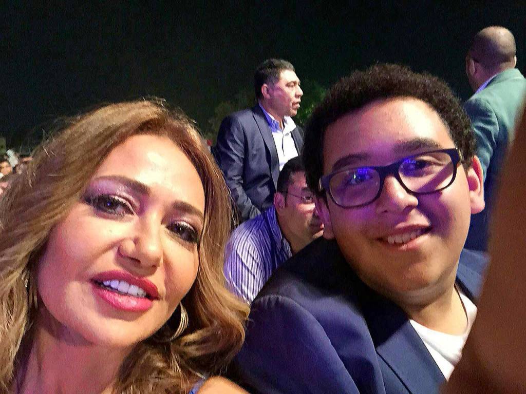 ليلى علوي تمنع ابنها من مغادرة المنزل وتوقف نشاطها الفني