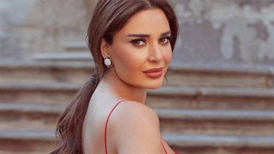 سيرين عبد النور تكسر الروتين بصورة وتبتكر سهرة وهمية بمكياج صاخب