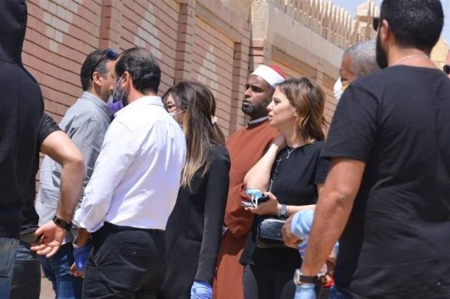 إيمان العاصي خلعت الكمامة