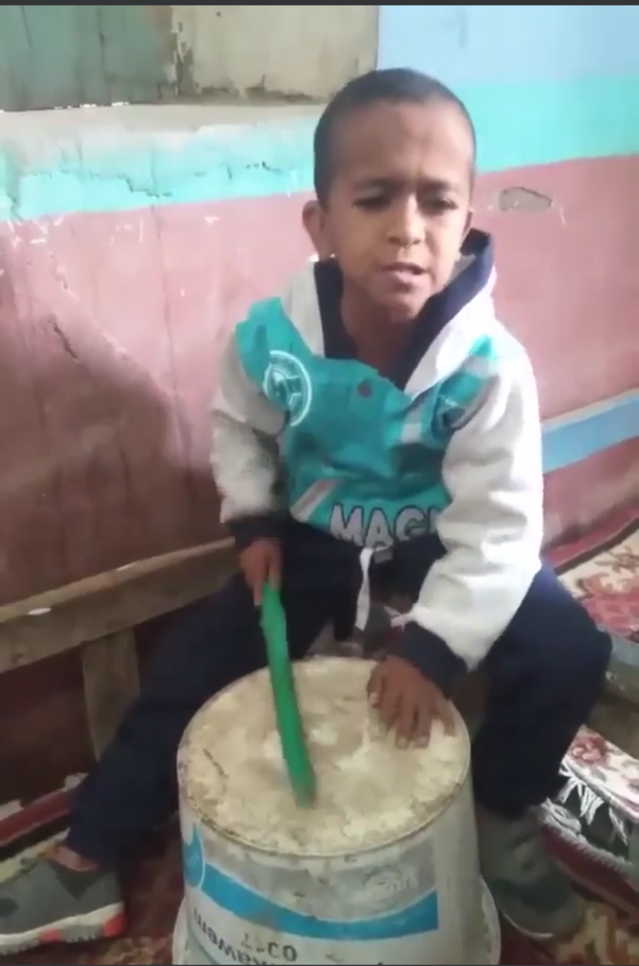 طفل أسوان يشعل التواصل الاجتماعي بأغنية 