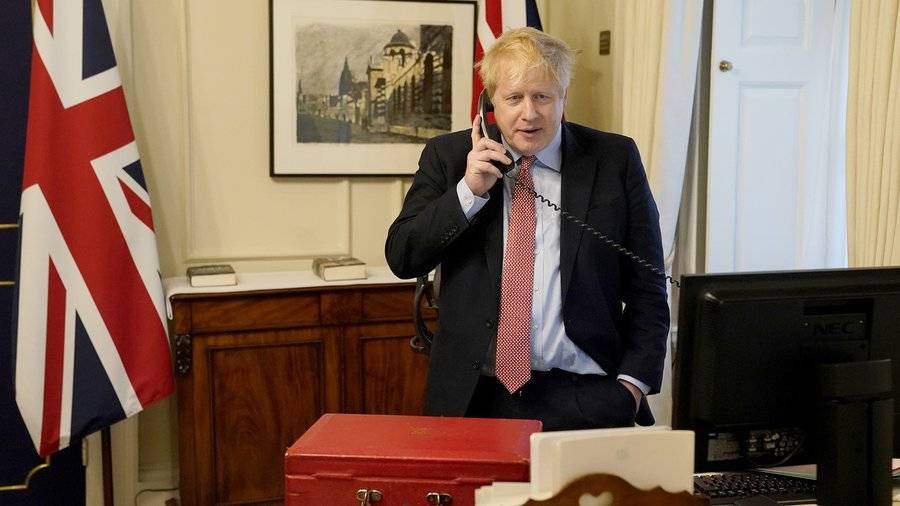 بالفيديو - بعد اعلان رئيس الوزراء البريطاني اصابته بكورونا.. مستشاره يهرب