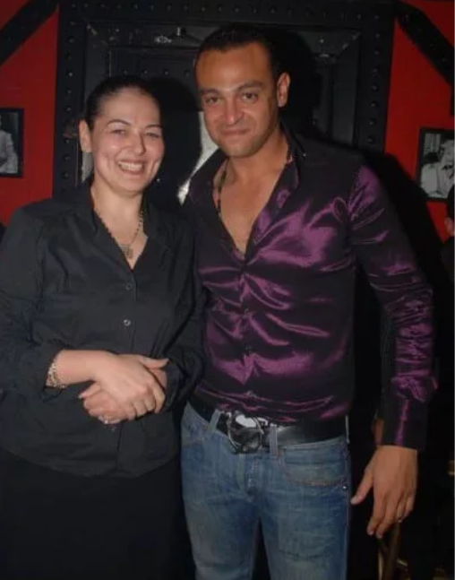 نيفين مندور  وصديقها 