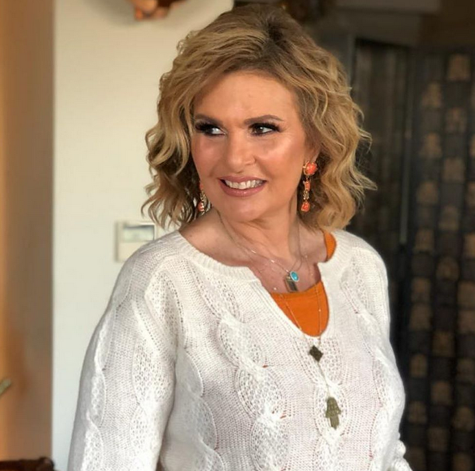 بالصورة -  تصميم باللون الأصفر يجدد شباب يسرا وهذا ثمنه