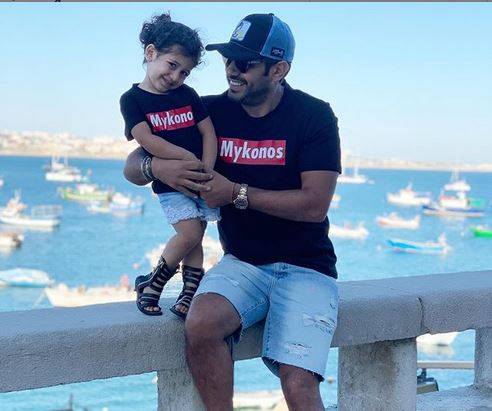 بالفيديو - بعد خروجه من الحجر.. لقاء مؤثر بين عبدالله بوشهري وطفلته