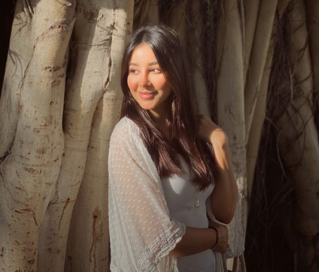 السترات الطويلة ما زالت صيحة الموسم... جربيها على طريقة أسيل عمران