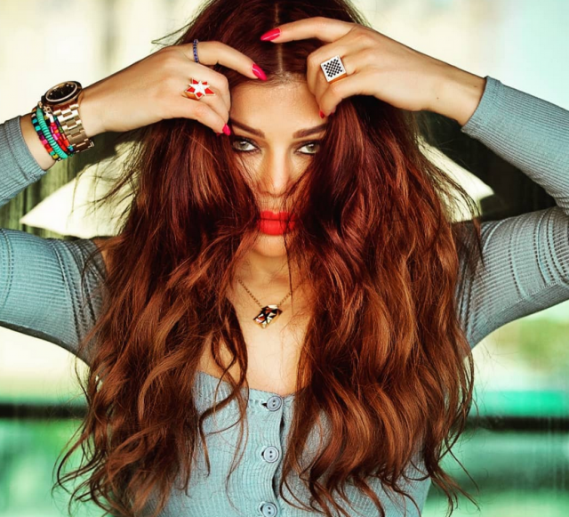 بالفيديو - هيفاء وهبي تلفت الأنظار بلقاء أجري معها منذ 28 عاماً