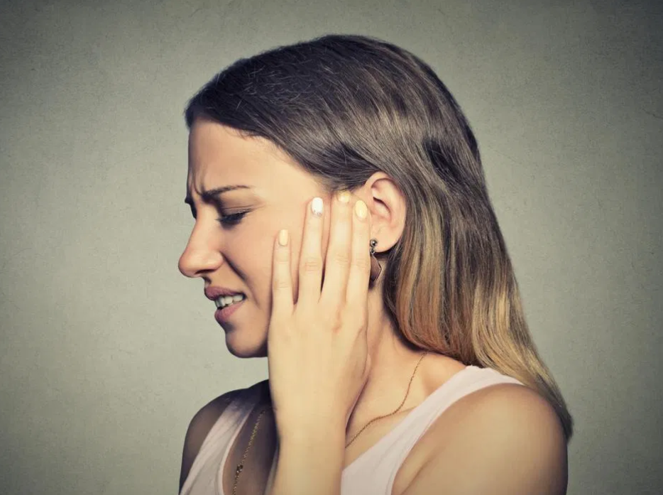 هدير الأذنين... بعض أسبابه مفاجئة وهذه طرق علاجه