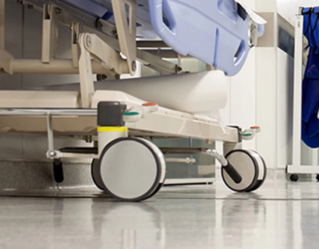 بالصورة – فنان خليجي قدير يتعرض لأزمة قلبية مفاجئة وهذه حالته