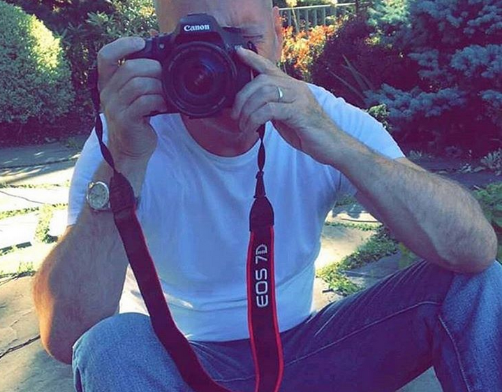 بالفيديو – فنان قدير يحلق شعر ابنته تماماً في المنزل