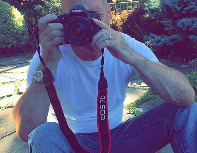 بالفيديو – فنان قدير يحلق شعر ابنته تماماً في المنزل