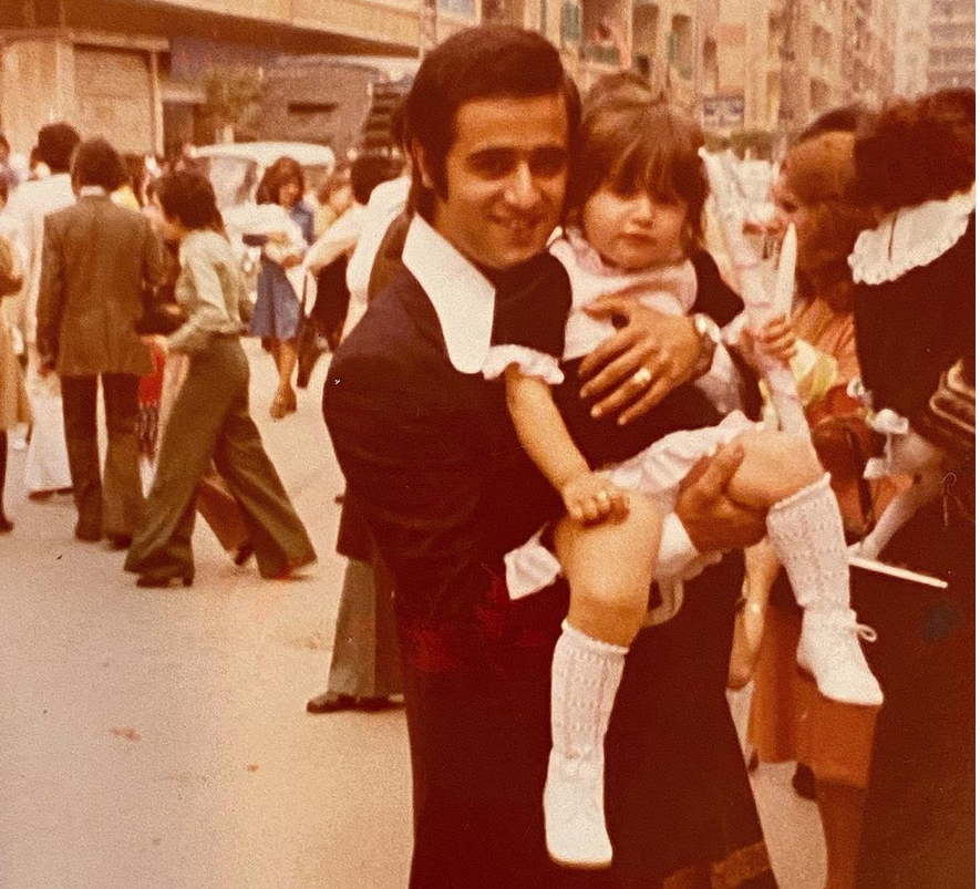 بالصورة - هذه الطفلة مع والدها أصبحت مقدمة برامج لبنانية شهيرة