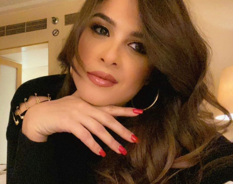 بالفيديو – انتقادات لياسمين عبد العزيز... من دون كمامة وقفازات وتسبب تجمعاً