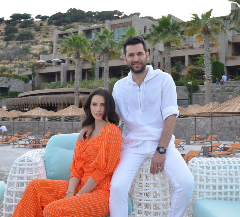 بالفيديو – في الحجر المنزلي إيمان الباني تحضر قالب حلوى لعيد ميلاد مراد يلدريم