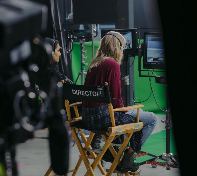 بسبب أزمة كورونا فنانة شهيرة توزع المال على معجبيها