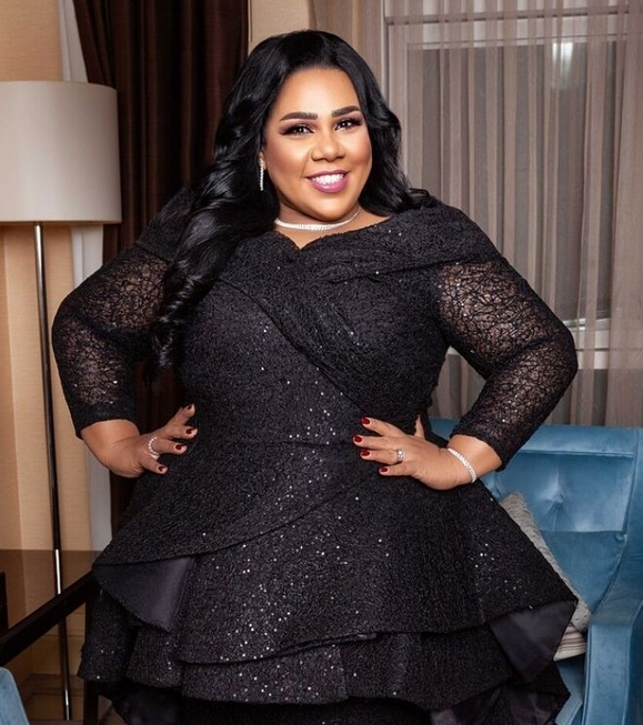 بالصورة – شيماء سيف تفاجئ الجميع بشعرها الأشقر وتوضح سبب التغيير