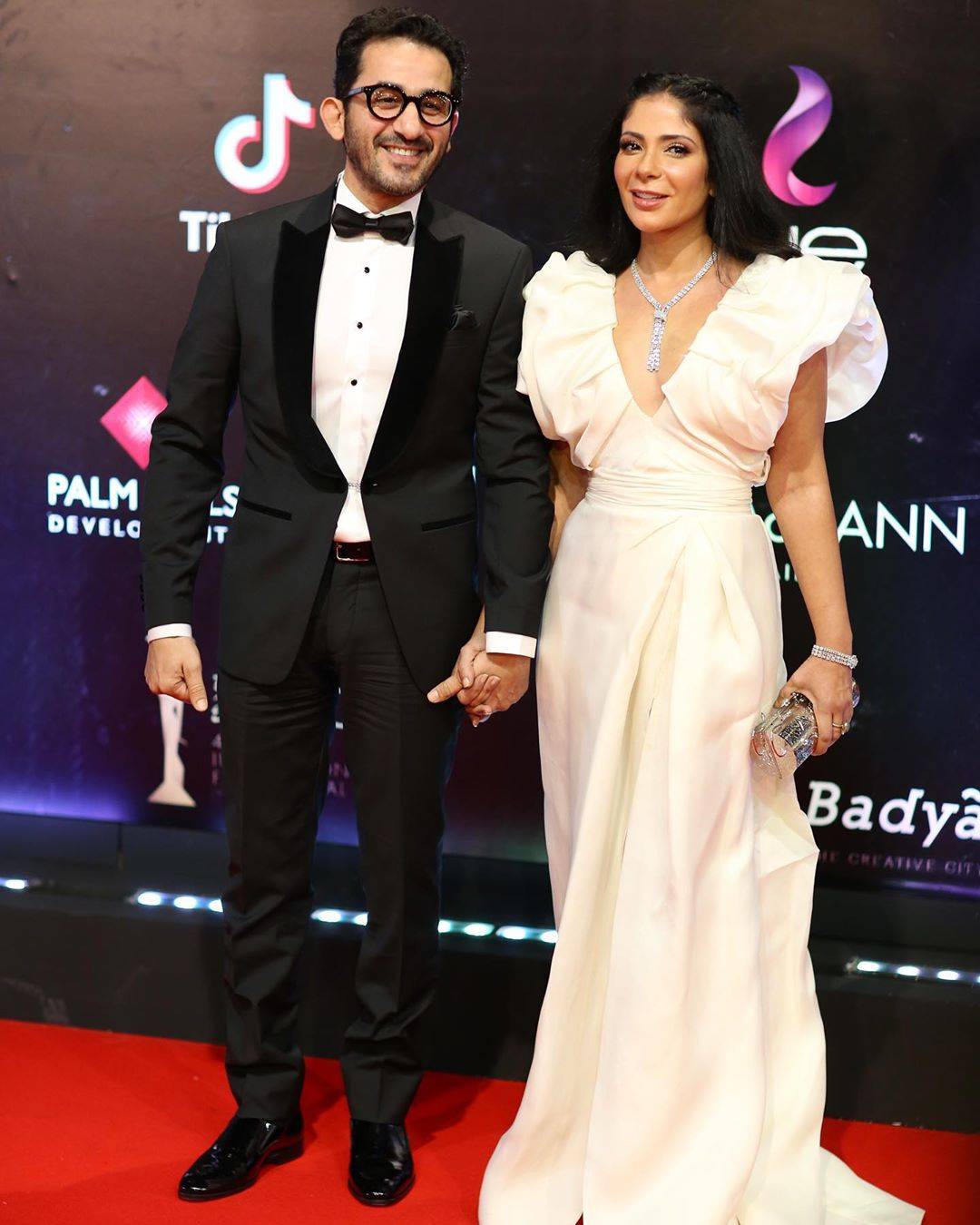 بالفيديو - أحمد حلمي يطبخ بطريقته الكوميدية ومنى زكي مصدومة