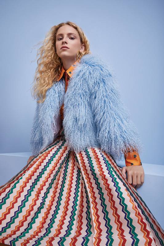 سترة صوفية قصيرة من الصوف الأزرق  تنورة طويلة من الجاكار  بلوزة من الحرير