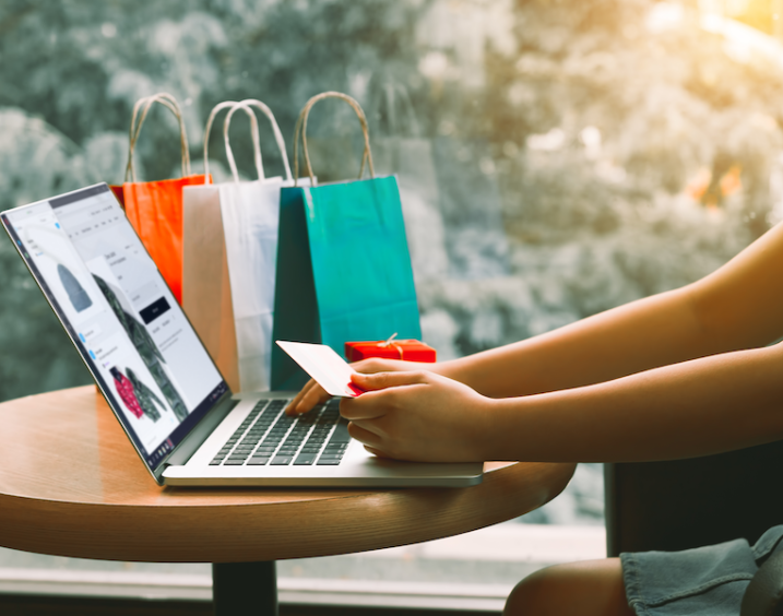 نجمات يعرضن أزياءهن للبيع لمحاربة فيروس كورونا