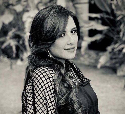 بالفيديو - ياسمين عبد العزيز تتجاهل ضجة شقيقها وأحمد العوضي يساندها بحب