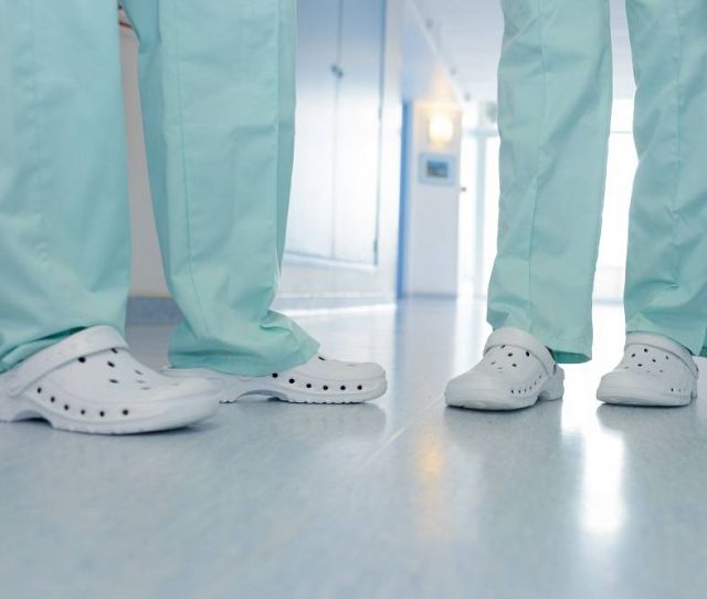 منتج أحذية الممرضين الشهيرة يتدخل لمحاربة كورونا