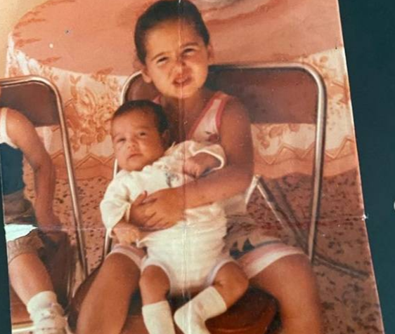 هذه الطفلة أصبحت نجمة شهيرة... خمّنوا من هي!