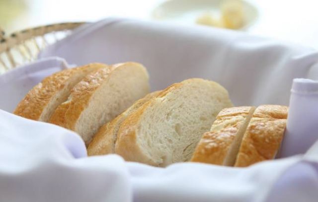 طريقة سهلة ليبقى الخبز طازجاً لمدة طويلة خلال الحجر المنزلي