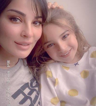 بالصور - رغم الحجز المنزلي.. هكذا إحتفلت نادين نسيب نجيم بميلاد إبنتها