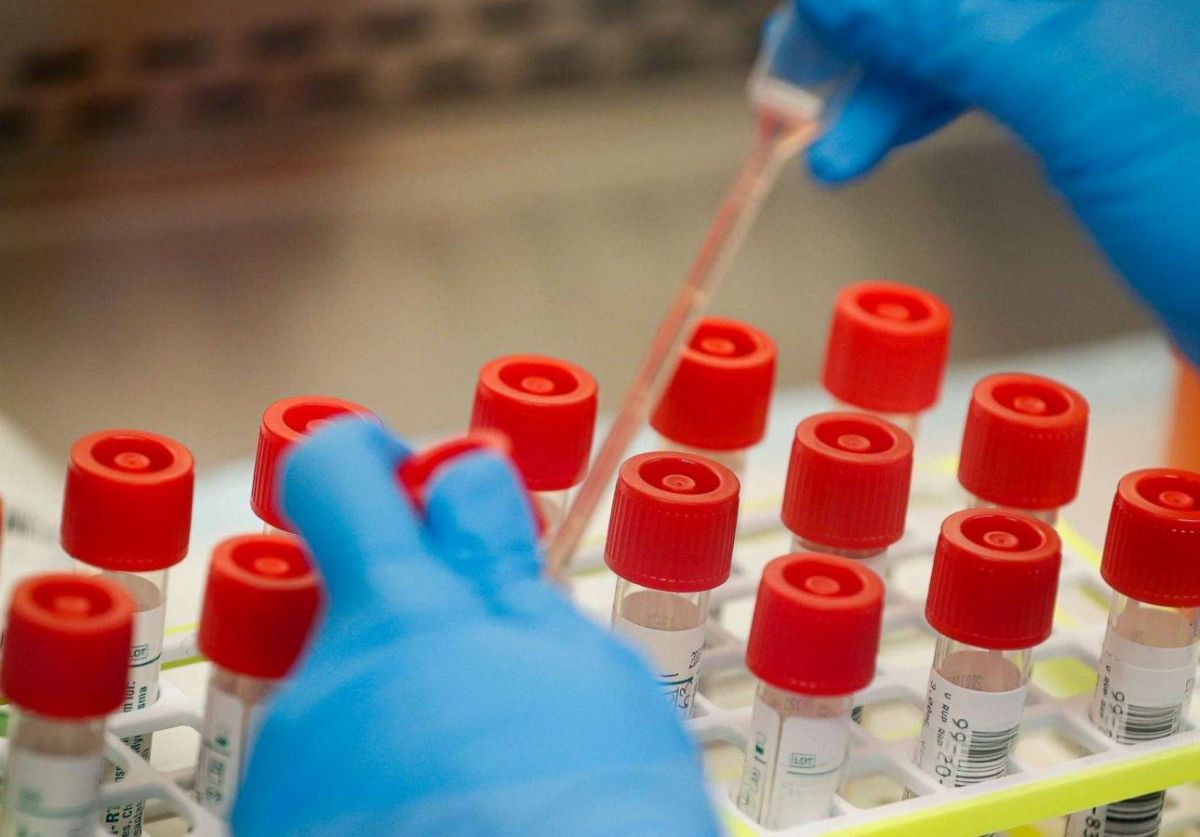 بالفيديو – شك بإصابة فنان خليجي بكورونا بعد مخالطة صديقه المصاب