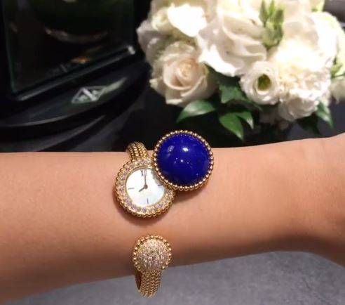 فنانة خليجية تستعرض ثروتها الضخمة.. والجمهور يحرجها: 