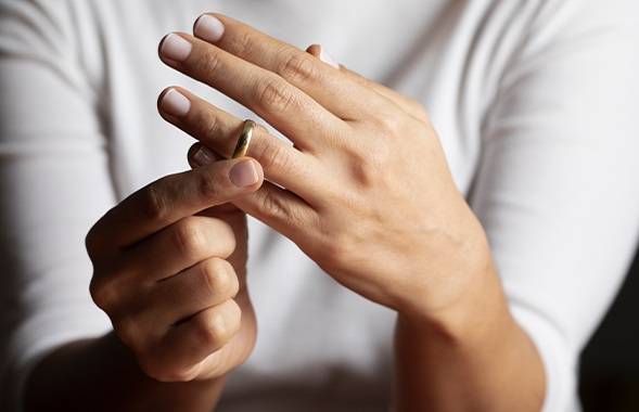 طلاق ابنة فنانة قديرة بعد 42 يوماً من زواجها