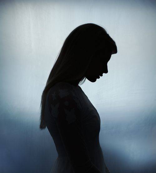 بالفيديو – فنانة لبنانية تثير موجة غضب بسبب شتمها أطفال الشوارع