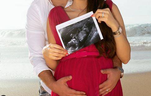 بالفيديو - فنانة عربية تكشف سبب تأخر حملها