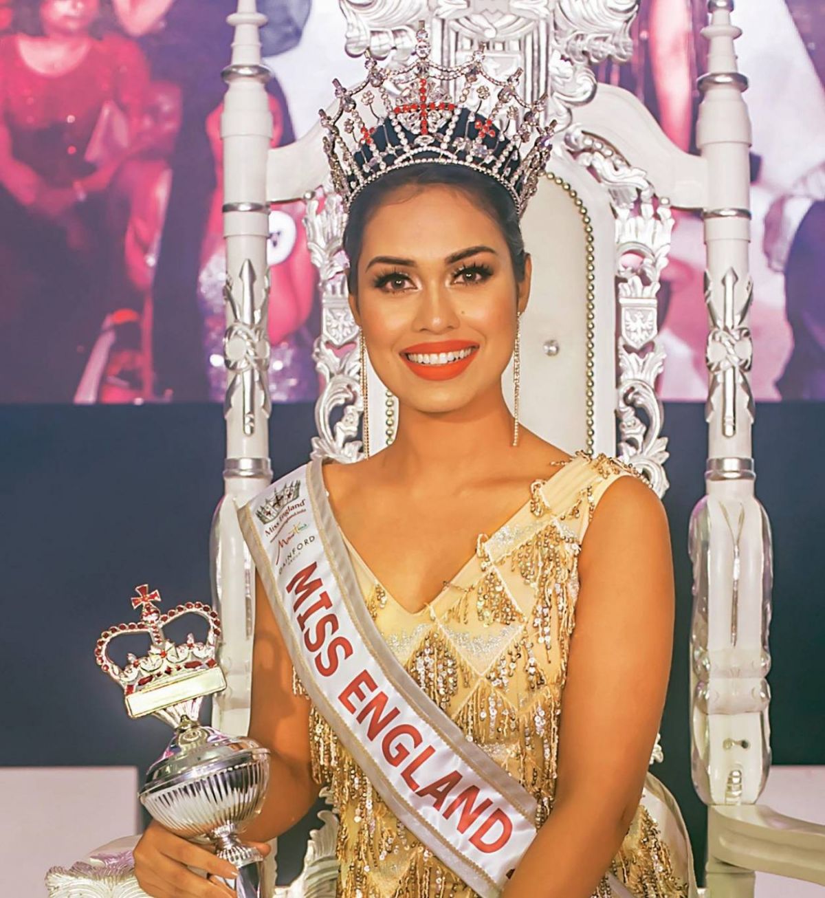 ملكة جمال تعود إلى عملها في الطب لإنقاذ مرضى كورونا