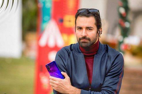 بالفيديو - أحمد حاتم يحدث ضجة بشكله المضحك في المطبخ