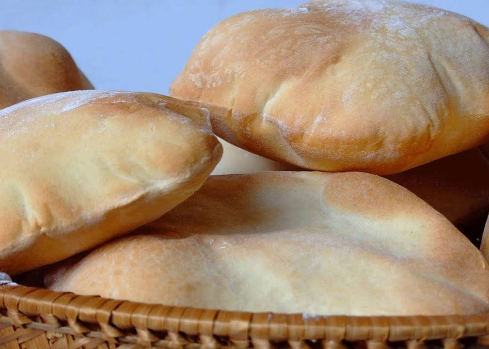 هل يجب تسخين الخبز بعد شرائه لمنع الإصابة بعدوى كورونا؟