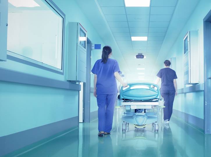 فيديو مؤثر – ممرضة أميركية تصف منهارةً الرعب في المستشفيات بسبب كورونا