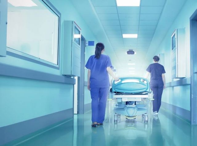 فيديو مؤثر – ممرضة أميركية تصف منهارةً الرعب في المستشفيات بسبب كورونا