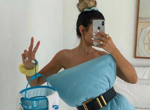 بالصور – نجمات يخضن تحدي الوسادة مع أحزمة باهظة الثمن